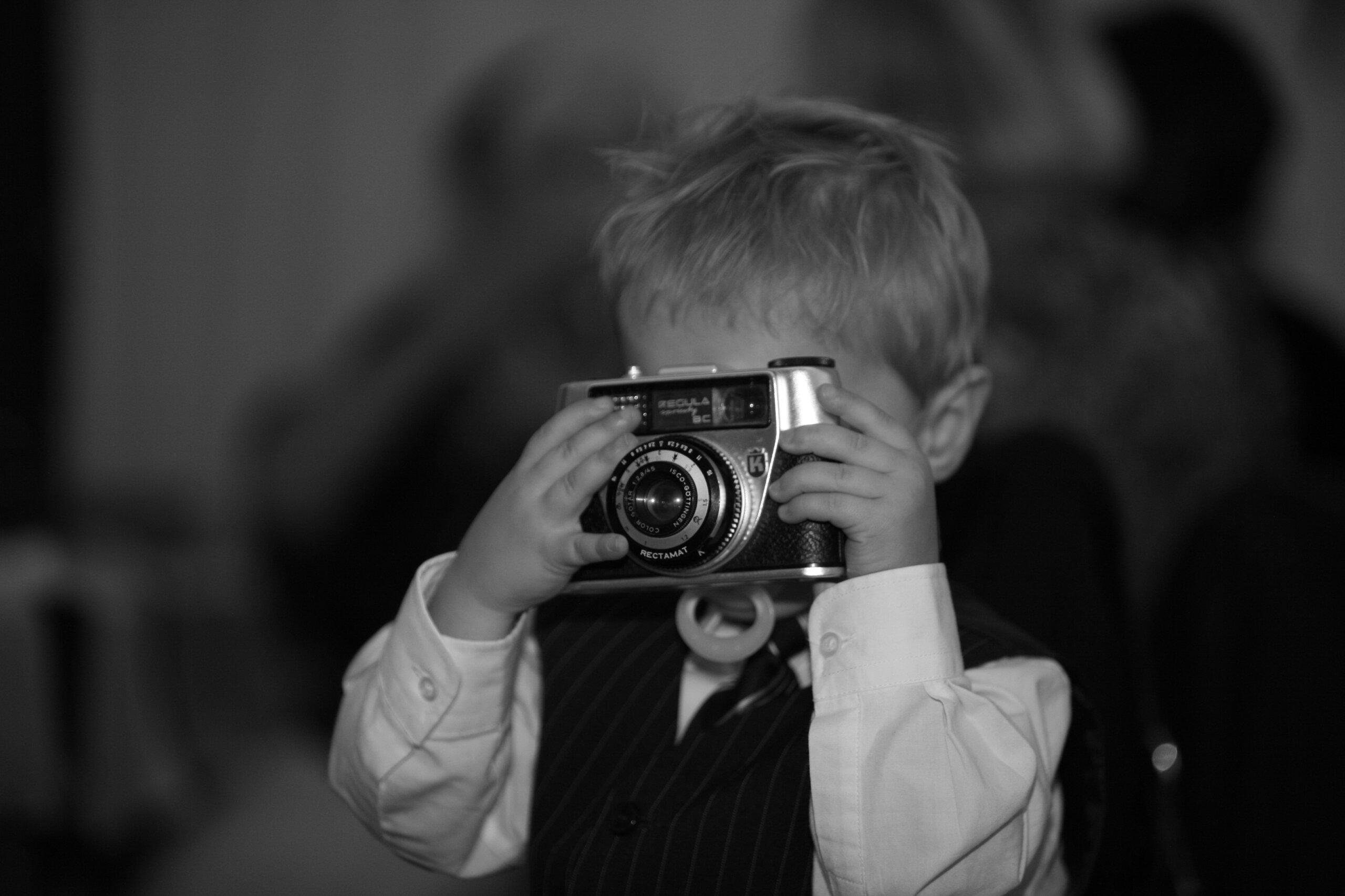 Kind mit einer alten analoge Kamera